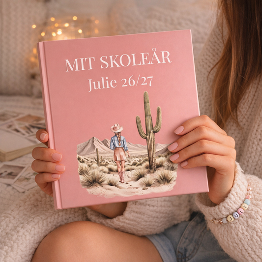 Mit skoleår – personlig mindebog til unge med navn og år (Cowgirl Pink, hardcover)