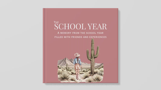 Mit skoleår – personlig mindebog til unge med navn og år (Cowgirl Pink, hardcover)